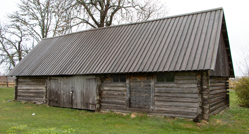Foto 7. Ait Rudolf Tobiase elumaja kõrval, mis on sinna toodud Rootsi külast. Allikas: HKM _ 3595 Eem 3:57